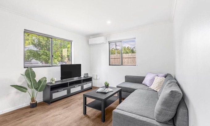 East Brisbane House | Best Affordable 3B Unit @CBD steps to Rive/Stadium