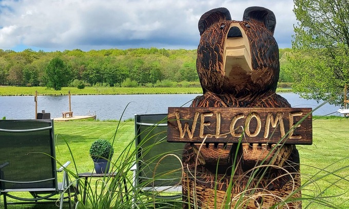 Albrightsville House | BEST LAKEFRONT OASIS IN POCONOSnBEACH, HOT TUB, KAYAKS GAME ROOM, ON 1 ACRE