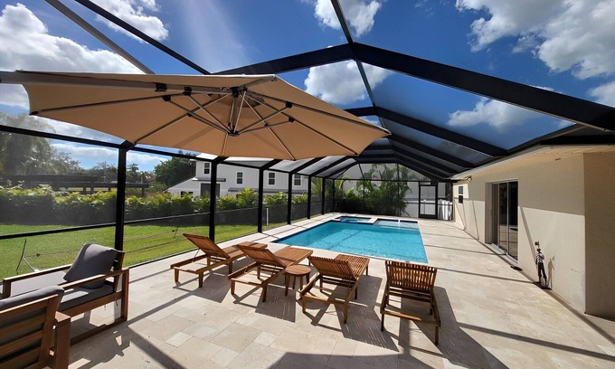 Palm River Estates House | -BEST LOCATION- 10 mins from Beach and Mercato/ The Oasis of Naples