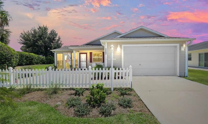 Dunedin House | BEST Location 2bed/2ba house w/garage on PRIVATE CORNER LOT just updated!