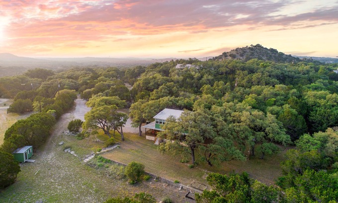 Wimberley House | BEST LOCATION! Hill Country Paradise on 2 Acres, 2 PM Checkout, Sleeps 10