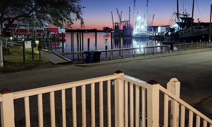 Oriental Apartment | Best Location in Oriental, NC! 2 Queens!