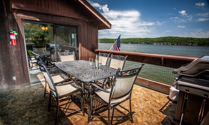Osage Beach Condo | Best Main Channel View!3Br/3Bath Knolls condo w/FREE slip.Indoor & Outdoor pool