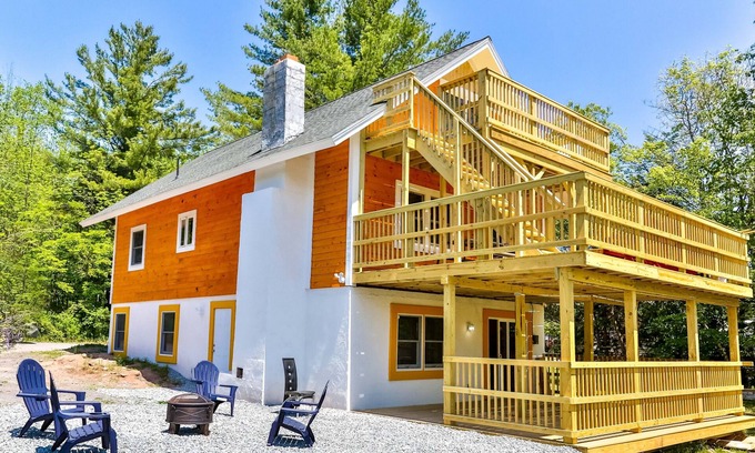 Tannersville Cabin | Best Mountain Views Triple level Deck/w Hot tub Brand New Home Sleeps 30!