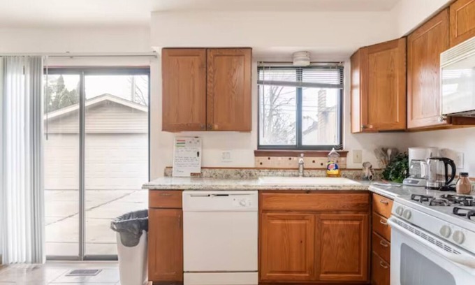 Livonia House | Best Neighborhood home - 15 min to Detroit - 25 min to Ann Arbor