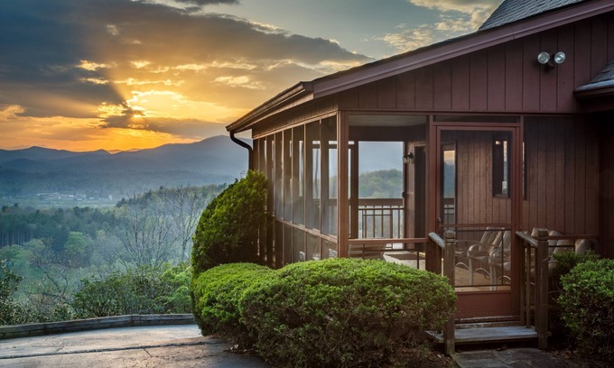 Pisgah Forest House | Best of All Worlds Breathtaking Views Impeccably Clean Winter Rates