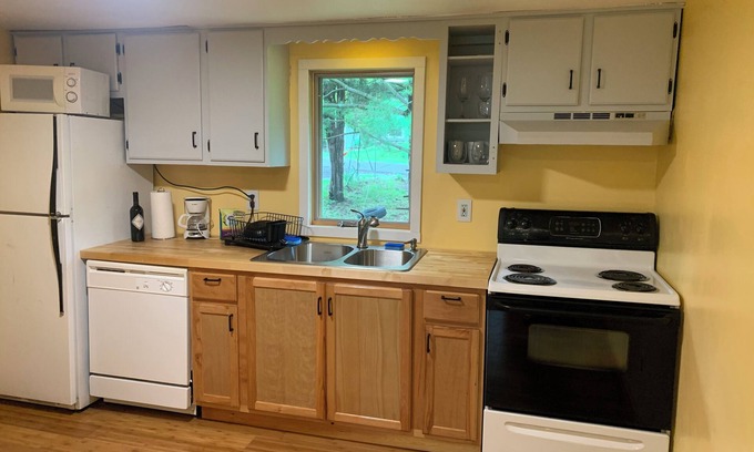 South Hill Apartment | Best of both worlds, close to town and woods
