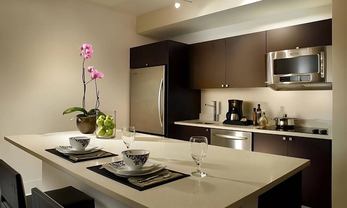 Ludlam Hotel | Best Place to Stay! 2 Family-friendly Rooms w/Balcony | Outdoor Pool + Hot tub