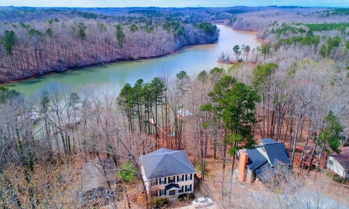 Seneca House | Best Porch on Lake Hartwell & very close to Clemson University