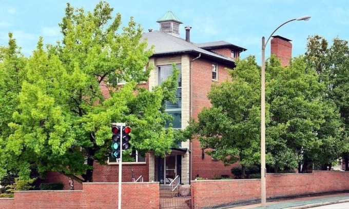 Lindenwood Park House | Best Value For Groups in St Louis 10,000 sq ft building / 30 beds / 15 bedrooms