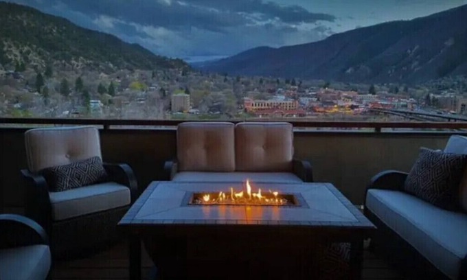 Glenwood Springs House | Best View in Glenwood Springs Hot Tub & Game Room