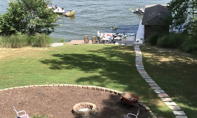 Mineral House | Best View on Lake Anna!
