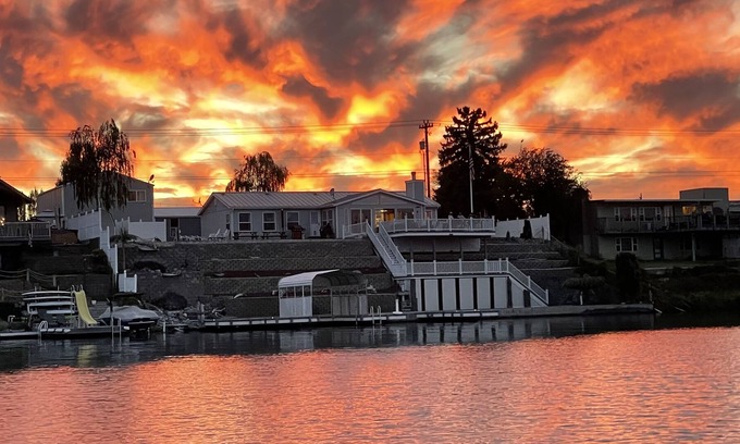 Grant County House | Best Water front with 5 bedrooms, 3 docks, lots of privacy and RV Parking too!