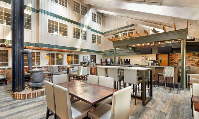 Cedar Rapids Hotel | Best Western Plus Longbranch Hotel & Convention Center