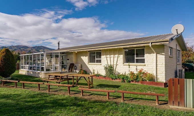 Lowburn House | Best Wishes - Cromwell Holiday Home
