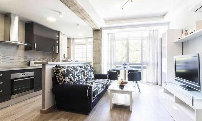 El Ejido Apartment | Between Picasso and La Merced, Renovated Apartment