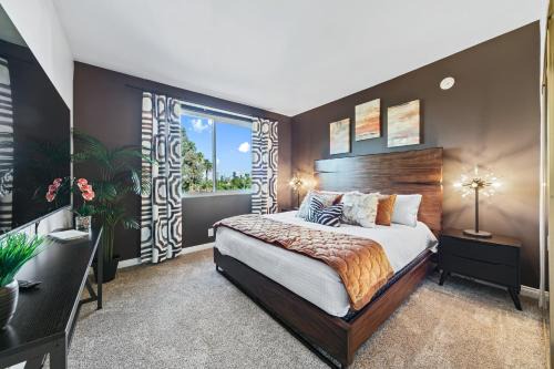 Beverly Grove Apartment | Beverly Hills 2 bed 2 bath Penthouse with Den and Parking 414