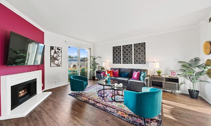 Beverly Grove Apartment | Beverly Hills Chic 2 bed 2bath with Patio and Parking 309