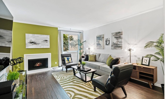 Beverly Hills Apartment | Beverly Hills Gem 1 BR Apt + Parking, Pool Access