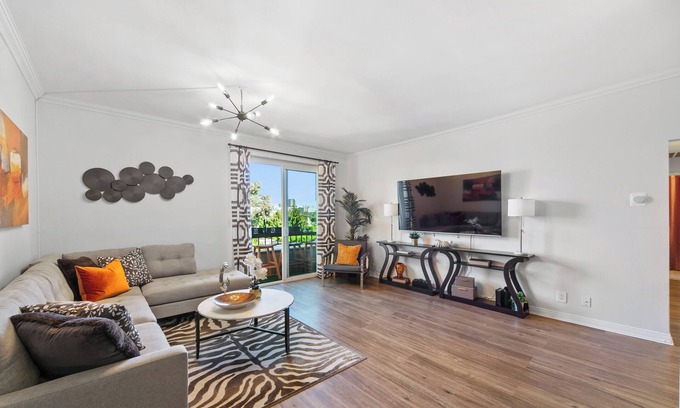 Beverly Hills Apartment | Beverly Hills Haven 2 BR Apt + Murphy Bed, Parking