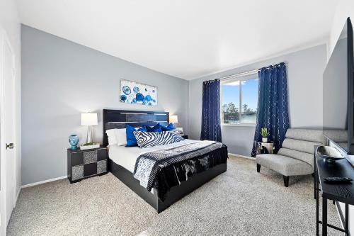 Beverly Grove Apartment | Beverly Hills Penthouse 2 BR Apt with Parking 407