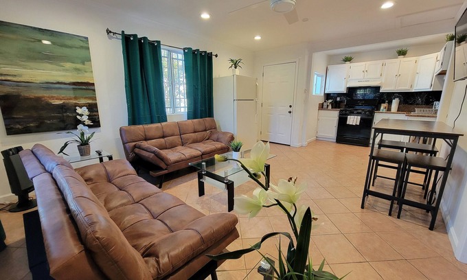 Beverly Hills Apartment | Beverlywood 2 bedroom guesthouse. 5 minutes to Rodeo Drive!