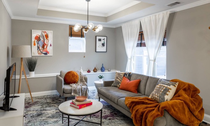 Virginia Highland Apartment | Biblio Den Summary:P