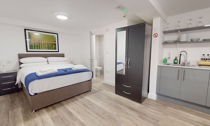 Bicester Apartment | Bicester Court Lodge The Village Room | Bicester Holiday Let | 1 Beds & Sleeps 2