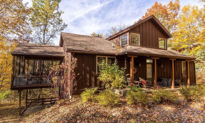 The Galena Territory House | BIG 5BR/5.5BA all ensuite baths, Hot Tub, Screen Porch.