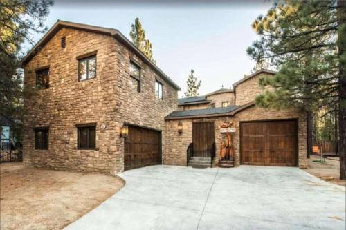 Fox Farm House | Big Bear Castle by AvantStay Private Home in Great Big Bear Location w Hot Tub