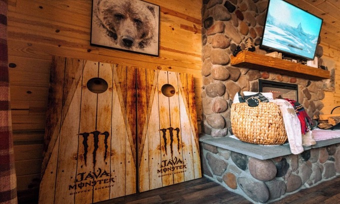 Big Bear City Cabin | BIG BEAR COZY DEN - Comfort in the Mountains Free WiFi & Cozy Vibes.
