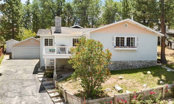 Fox Farm House | Big Bear Getaway 3BR House with Game Room