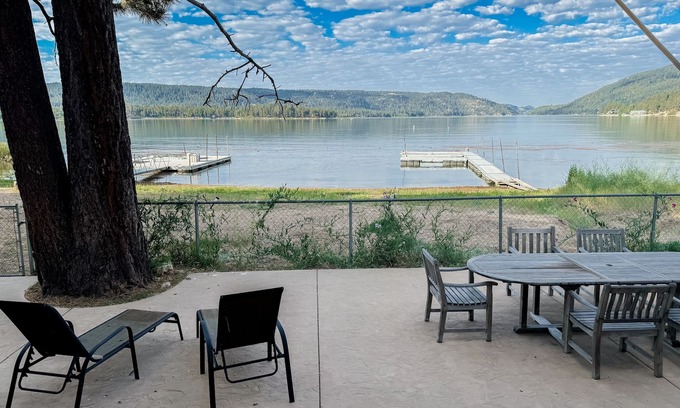 Fawnskin House | Big Bear Lake Front 4 Bedroom sleeps 8 Boat Dock Jacuzzi 10 minutes to Ski Slope