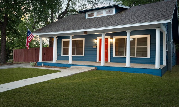 Tobin Hill House | Big Blue Casita steps away from Downtown/Pearl Brewery