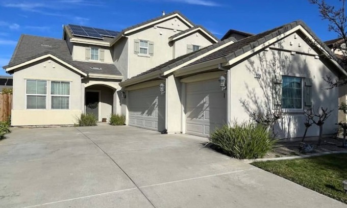 Elk Grove House | Big family home+garage near park