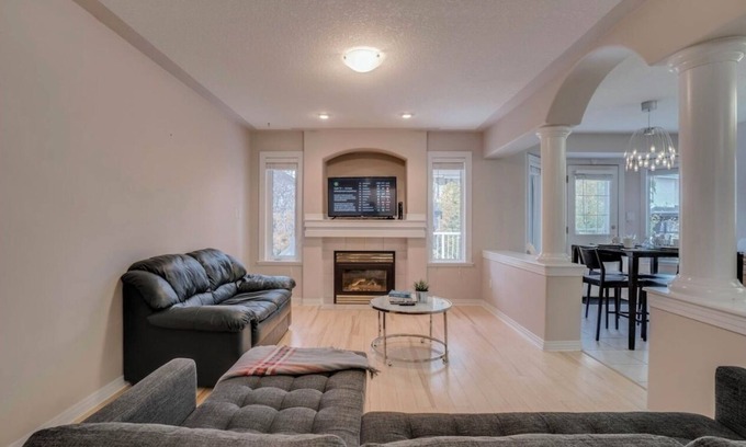 Southwest Edmonton House | Big family home w/Deck, Ping Pong, BBQ & Garage
