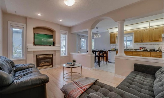 Southwest Edmonton Apartment | Big family home w/Deck, Ping Pong, BBQ & Garage