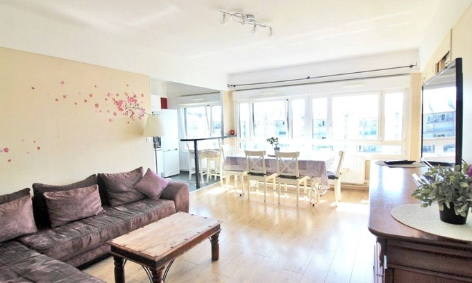 Saint-Remi Apartment | Big Flat 103m² in the heart of the champagne cellars. 4 bedrooms/8 people + free parking.
