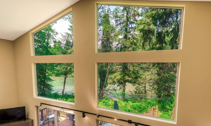 Gold Bar House | Big Foot Hideout: 2 story magnificent riverfront home for up to 6+pets with hot tub & grill!