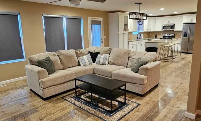 Freeburg House | Big home near SAFB