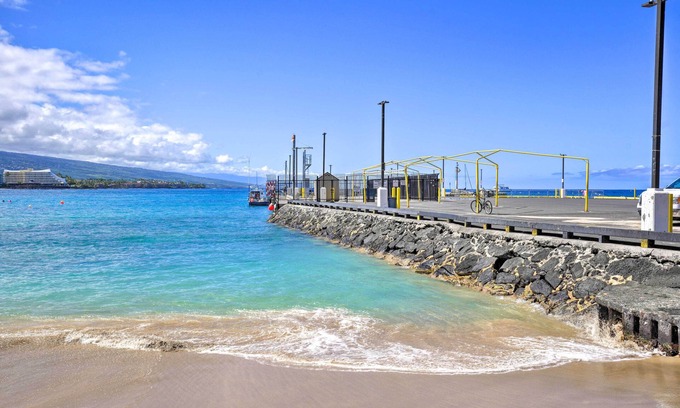Historic Kailua Village Apartment | Big Island Condo w/Pool Access: Walk to Beach!