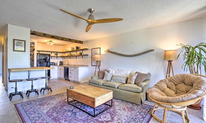 Historic Kailua Village Apartment | Big Island Condo with Pool Access Walk to Beach!