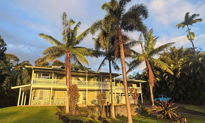 Hakalau House | Big Island Luxury - 3000+ SqFt. 4 Bed 4 Bath. Beach Close. Hawaiian Paradise.