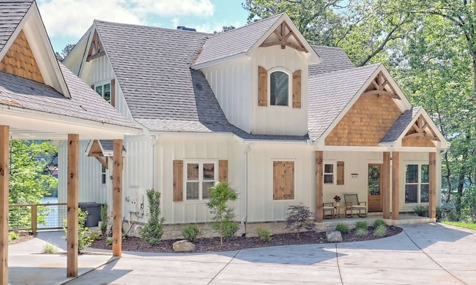 Hiawassee House | Big Oak Bungalow - by Chatuge Home Concierge Lake house, private dock ,hot tub, ping pong, foosball, fireplace