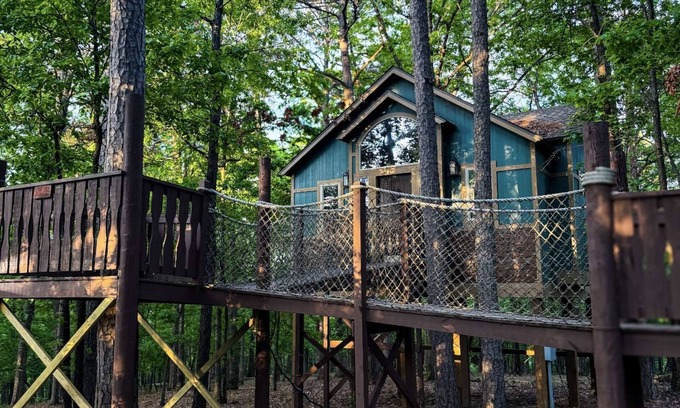 Eureka Springs Cottage | Big Pine Treehouse with Jacuzzi