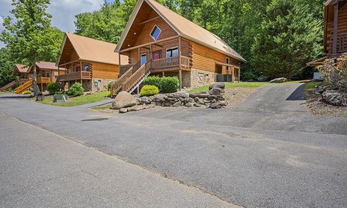 Pittman Center Cabin | Big Savings! Updated Cabin with Screened Hot Tub