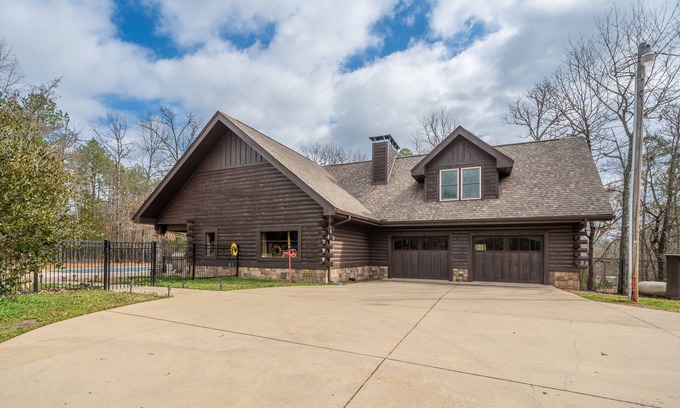 Royal House | Big Secluded Log Home Perfect Hot Springs Getaway