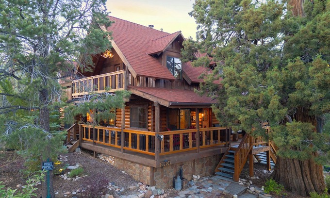 Fawnskin House | Big Tree Lodge | Cozy Cabin w/Firepit, Piano Bar & Deck