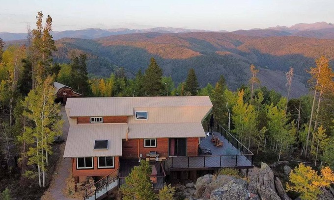 Granby House | BIG Views 4 Bed Home, Pet Friendly + Hot Tub!