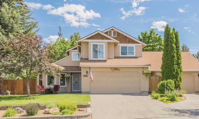 Mountain View District House | Big yard, 5 mins from St. Charles. Perfect for skiers, families, travel nurses!